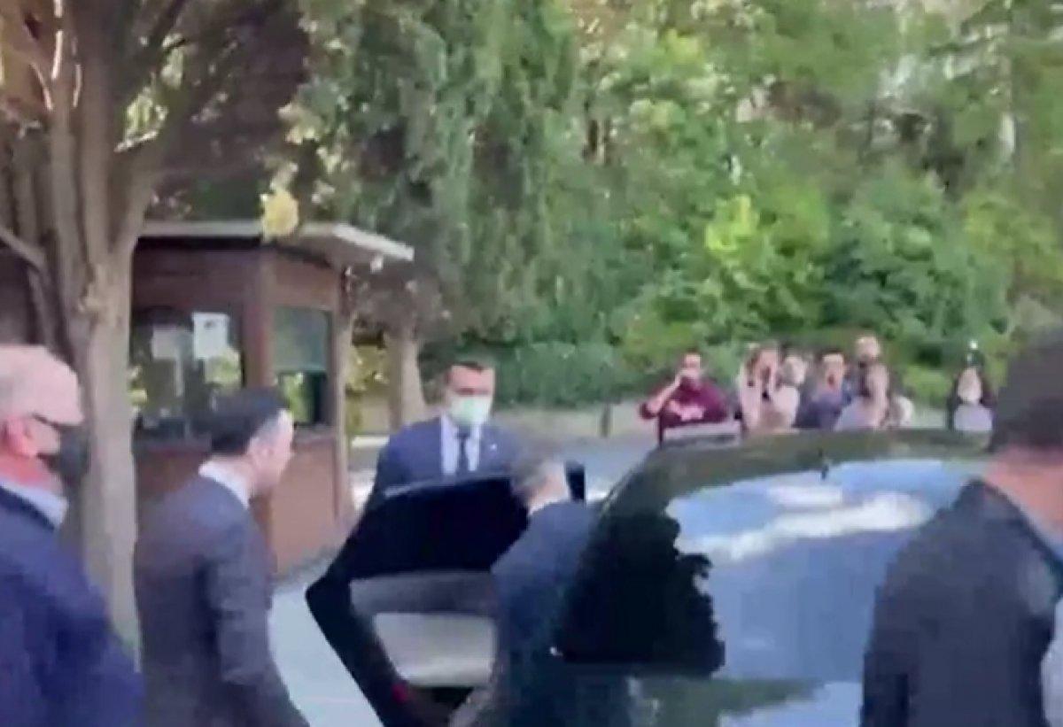 Boğaziçi'nde öğrenciler rektör Naci İnci'nin aracının üstüne çıktı