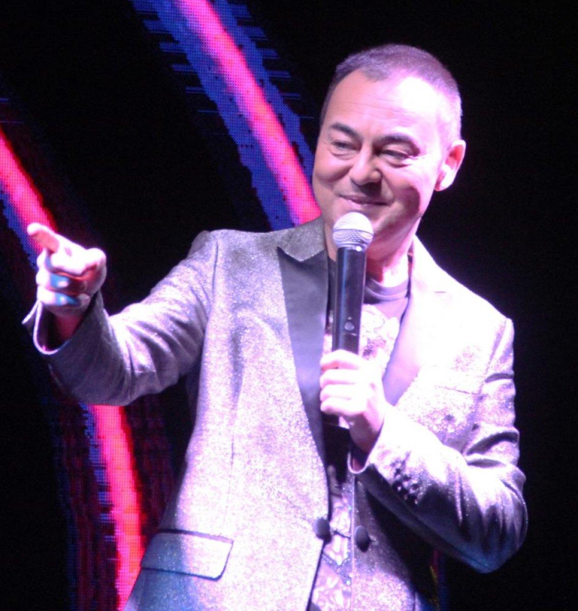 Serdar Ortaç 'İsmi lazım değil' şarkısıyla eski eşine gönderme yaptı