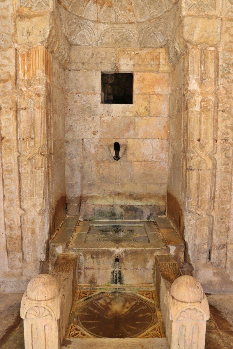 Mardin’de, tarihi çeşmeye takılan borular söküldü