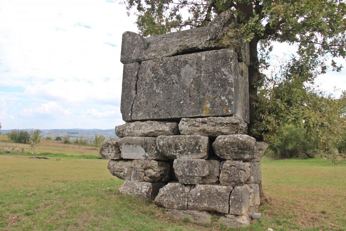 Kocaeli'de tarihi lahide kazılı beddua görenleri şaşırtıyor