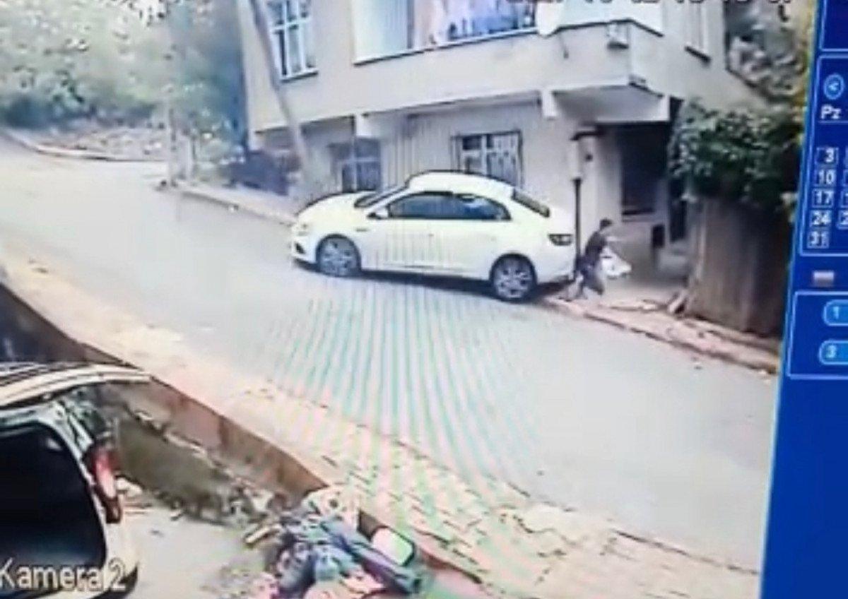 Sancaktepe’de, kayan otomobil yolda yürüyen adamı ezdi