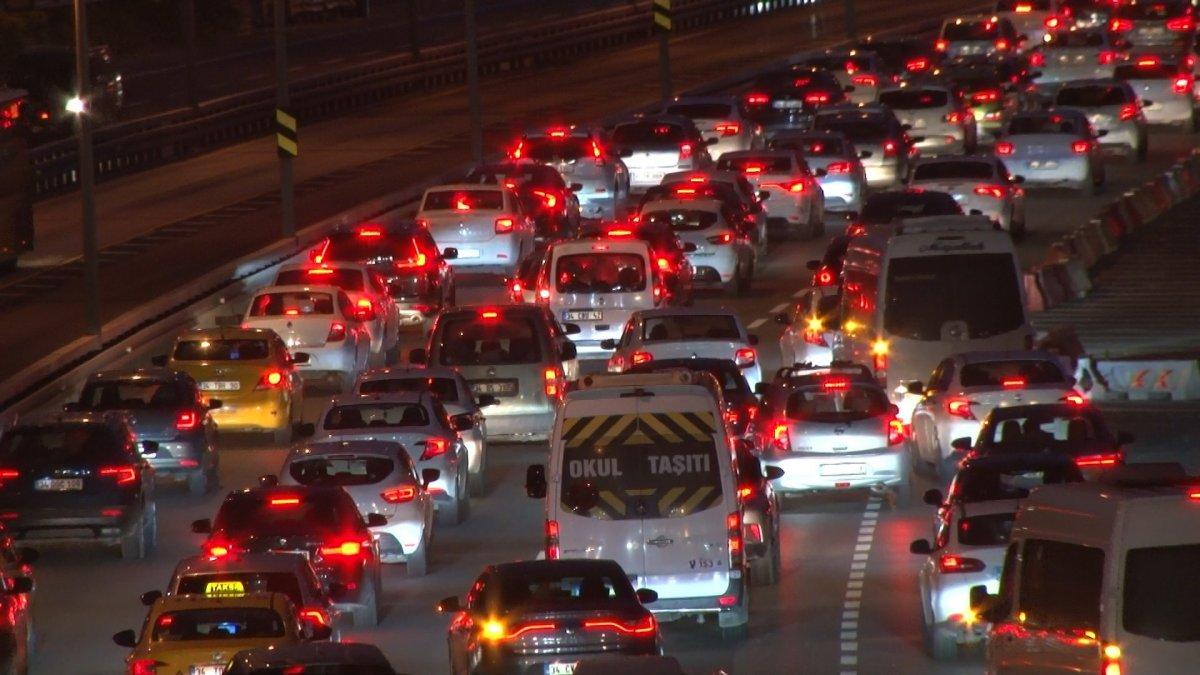 İstanbul’da haftanın ilk iş gününde trafik yoğunluğu