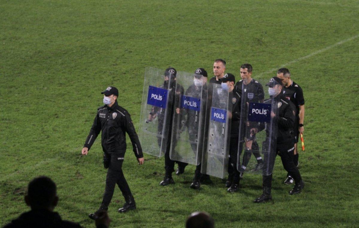 Ali Palabıyık sahadan polisle ayrıldı