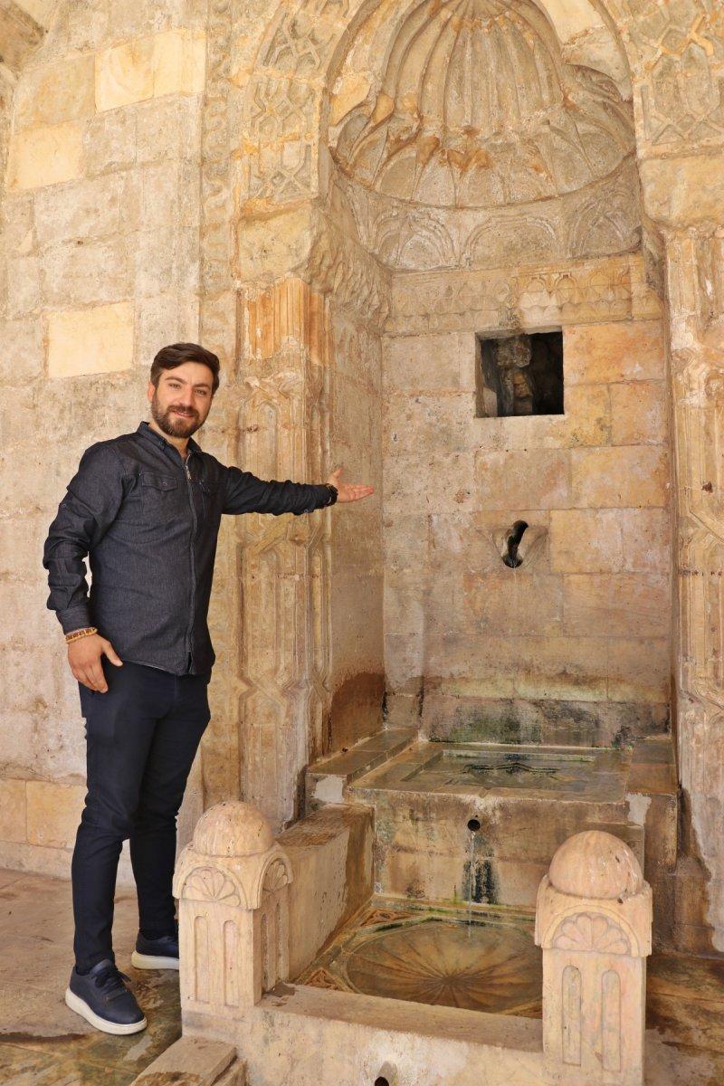 Mardin’de, tarihi çeşmeye takılan borular söküldü