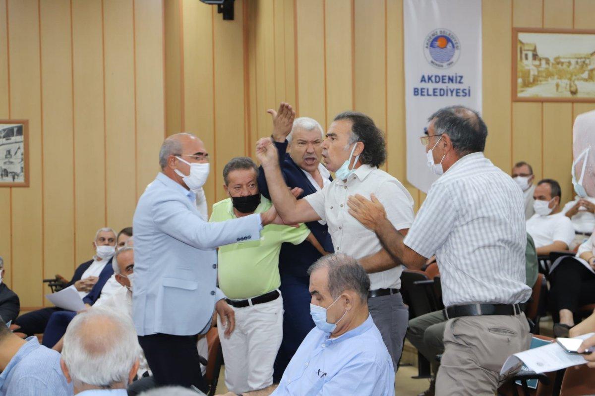 Mersin'de HDP'li meclis üyesi, belediye başkanının üzerine yürüdü