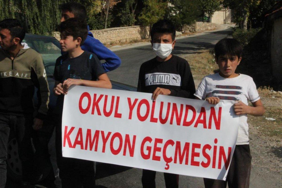 Afyonkarahisar’da tırlara öfkelenen köylüler yolu kapattı