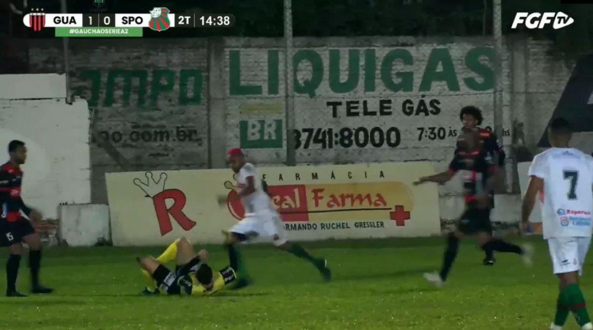 Brezilyalı futbolcu hakemi öldüresiye dövdü