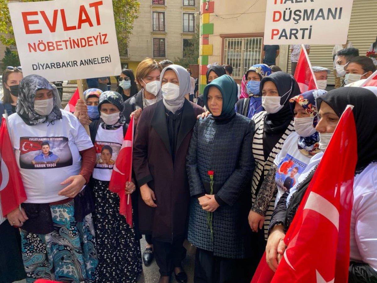 Siyasetçilerin eşleri Diyarbakır annelerini ziyaret etti