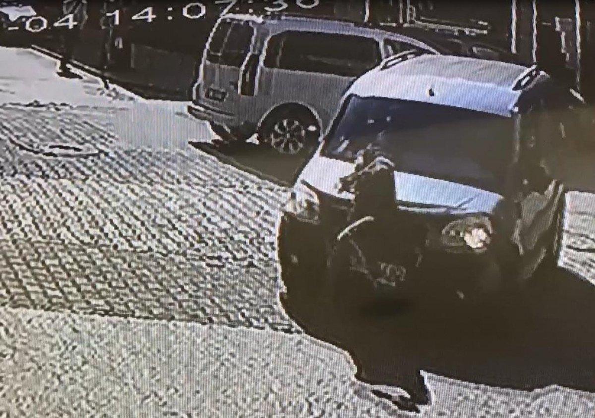 Sakarya’da hafif ticari aracın kadına çarpma anı