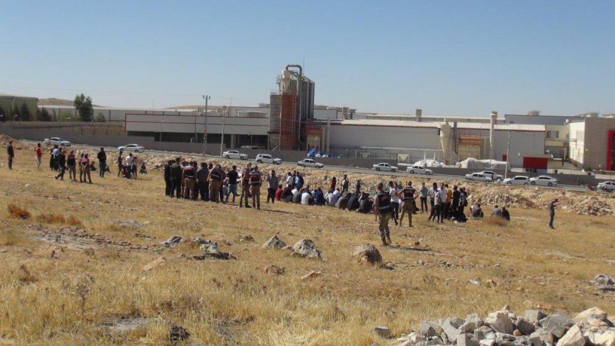Şanlıurfa'da işten çıkarılan 350 işçi fabrika önünde eylem yaptı