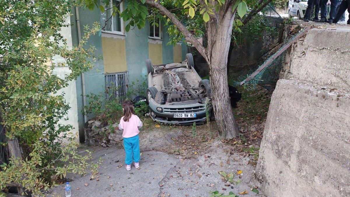 Karabük’te otomobil 3 metreden bahçeye düştü