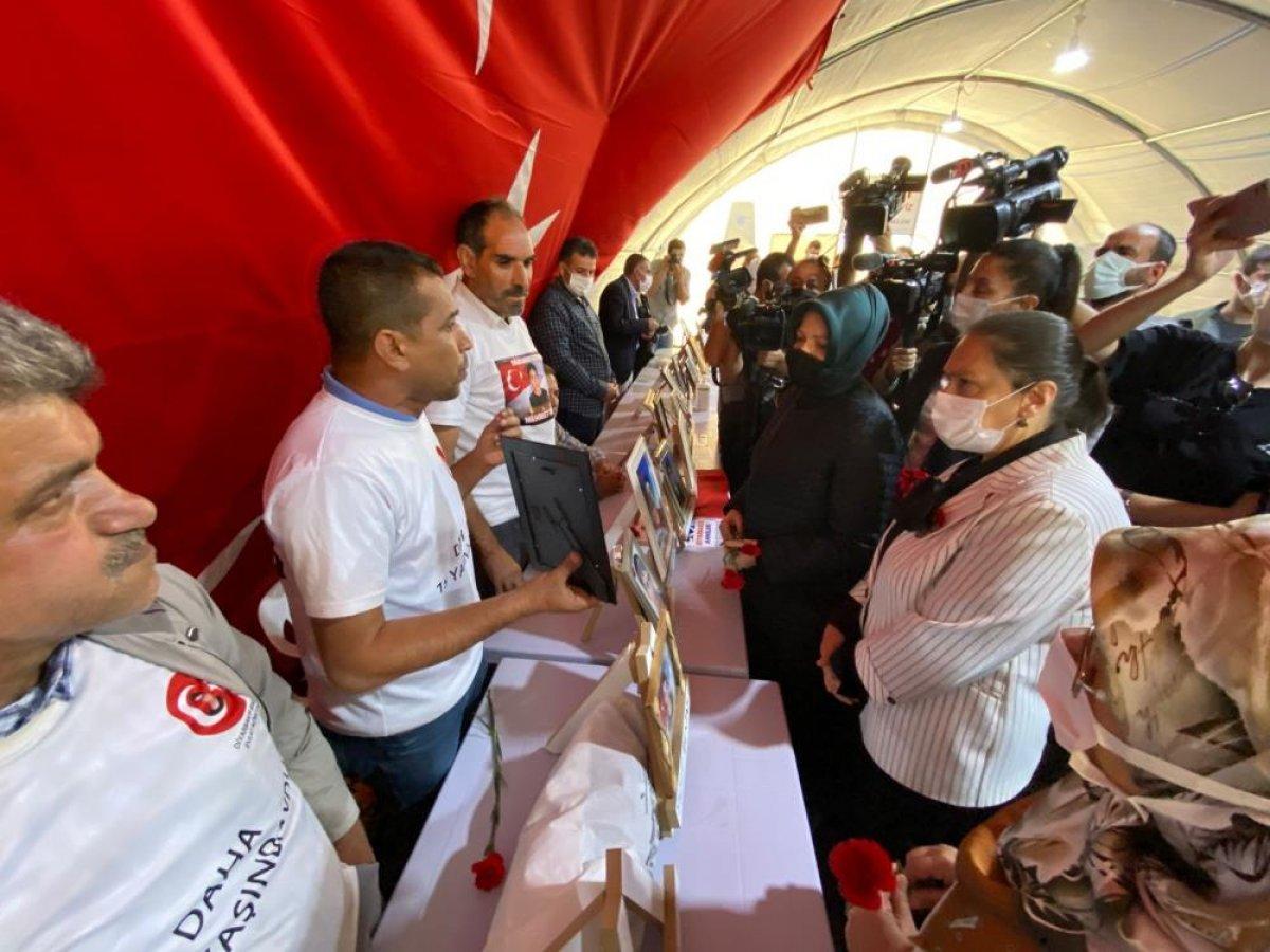 Siyasetçilerin eşleri Diyarbakır annelerini ziyaret etti