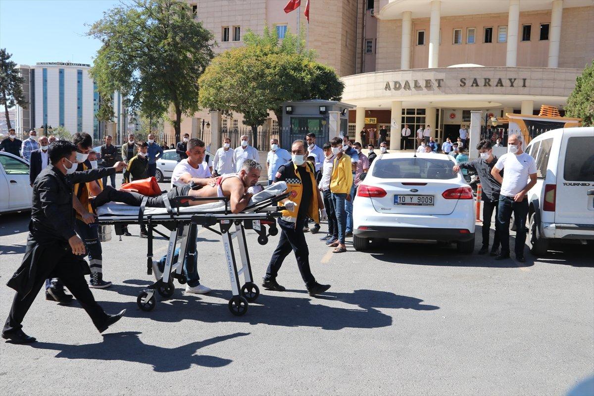 Şanlıurfa Adliyesi önünde bıçaklı kavga: 2 yaralı