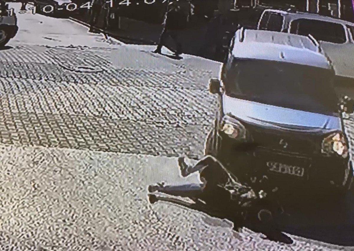 Sakarya’da hafif ticari aracın kadına çarpma anı