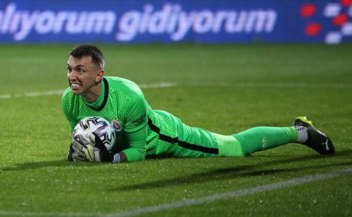 Fernando Muslera: Hakemi de yenmeliyiz