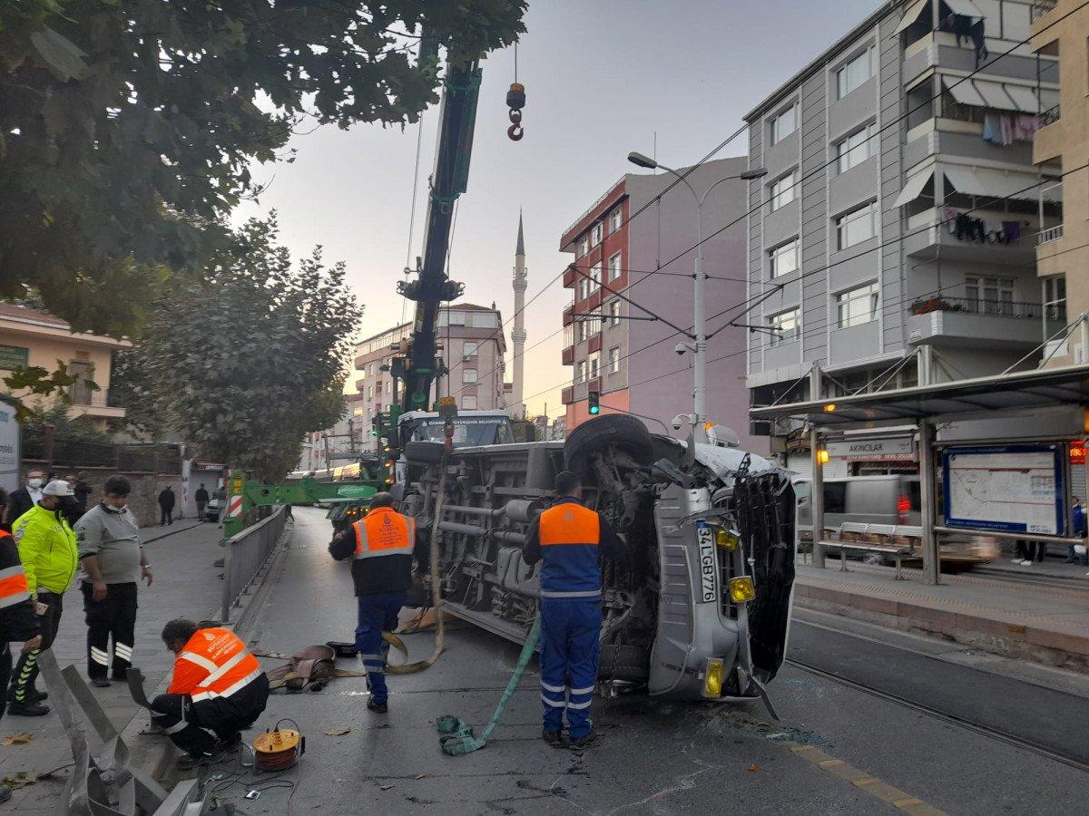 Güngören'de kaza: Tramvay yoluna devrildi