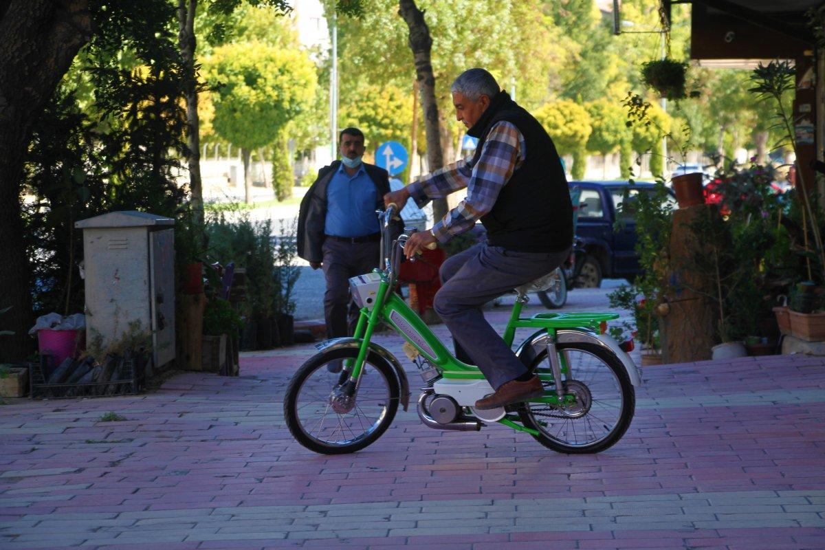 Elazığlı motosiklet ustası, 70 yıllık mobiletinden ayrılmıyor