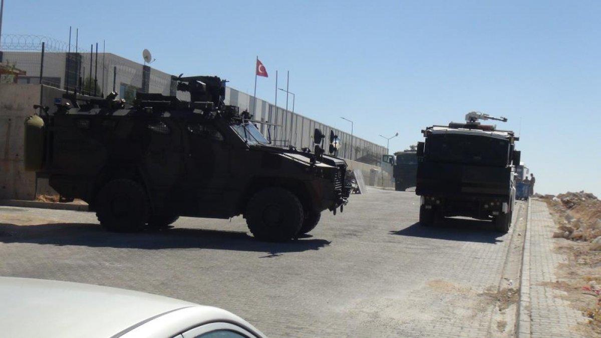 Şanlıurfa'da işten çıkarılan 350 işçi fabrika önünde eylem yaptı