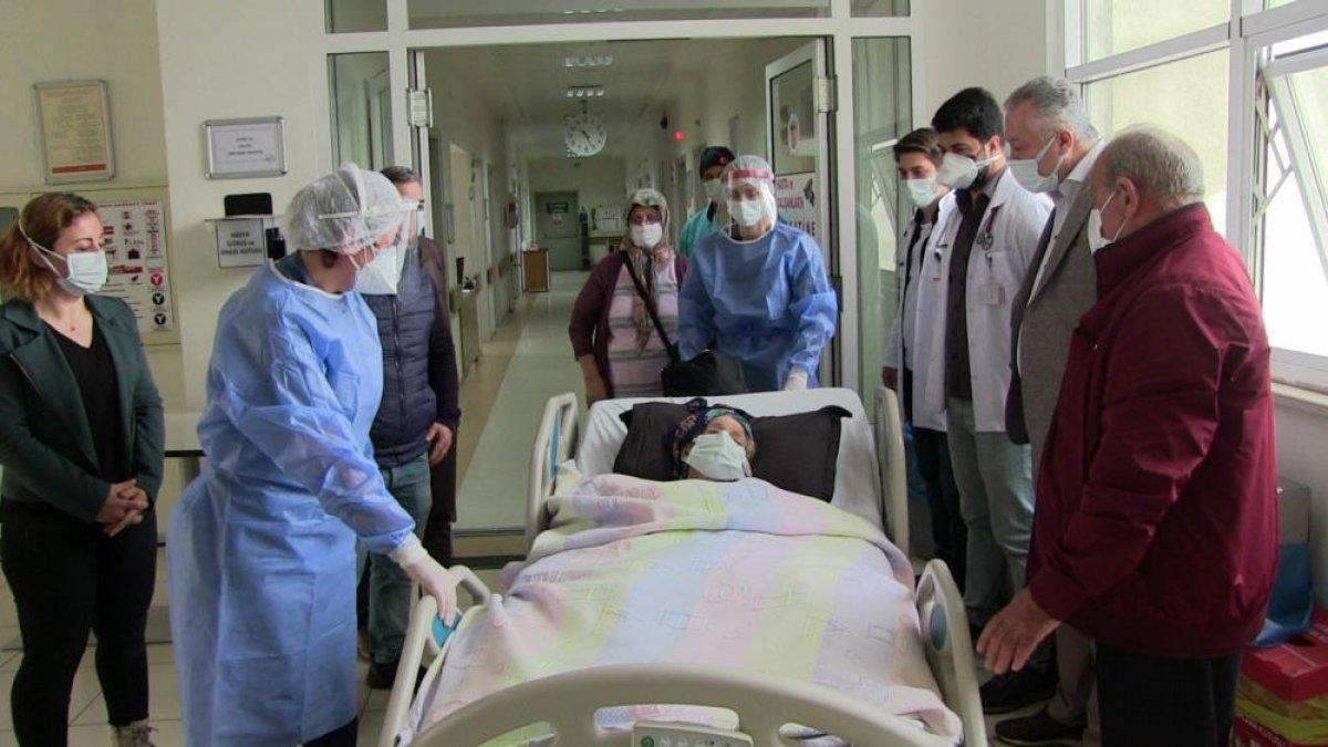 Artvin'de 102 yaşında koronayı yenen kadın alkışlarla servise alındı