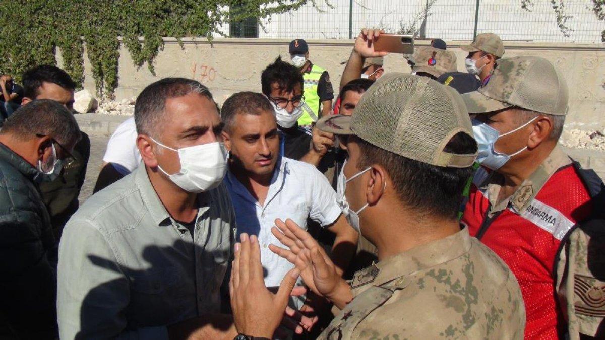 Şanlıurfa'da işten çıkarılan 350 işçi fabrika önünde eylem yaptı