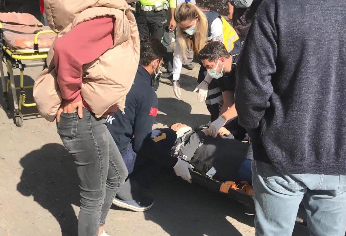 Sakarya’da hafif ticari aracın kadına çarpma anı