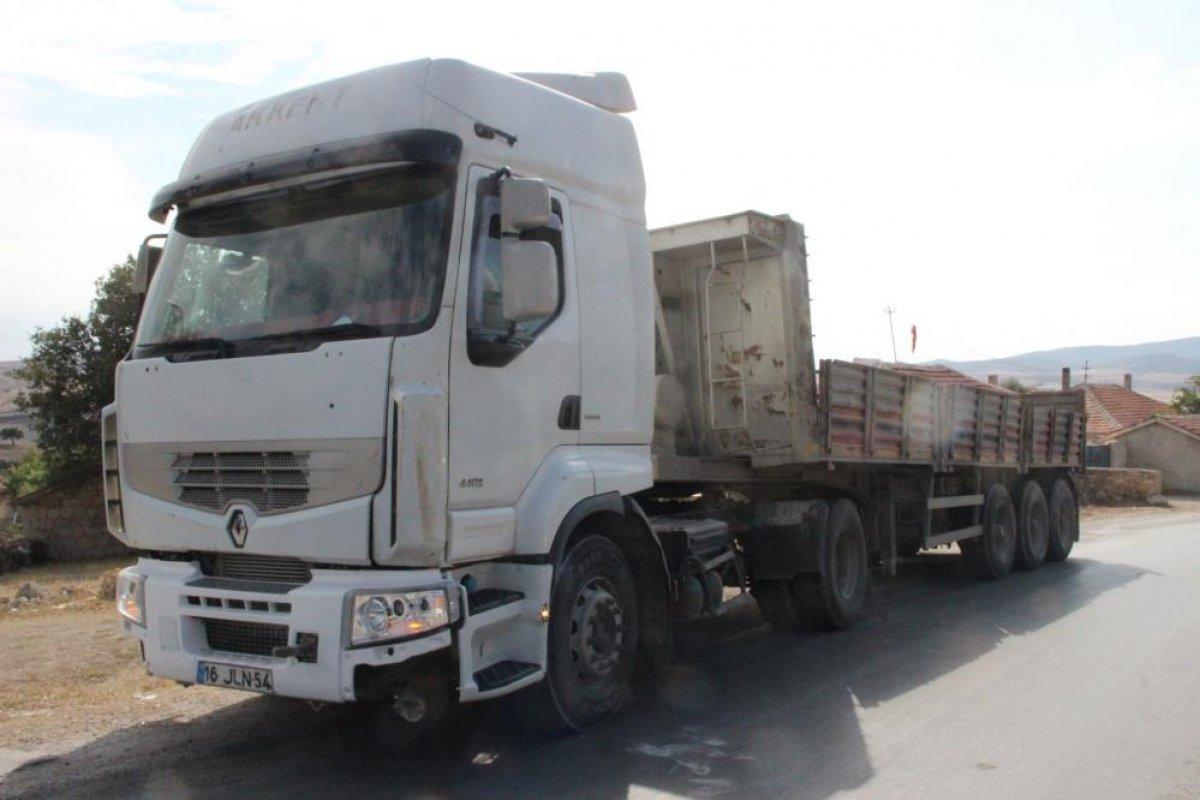 Afyonkarahisar’da tırlara öfkelenen köylüler yolu kapattı