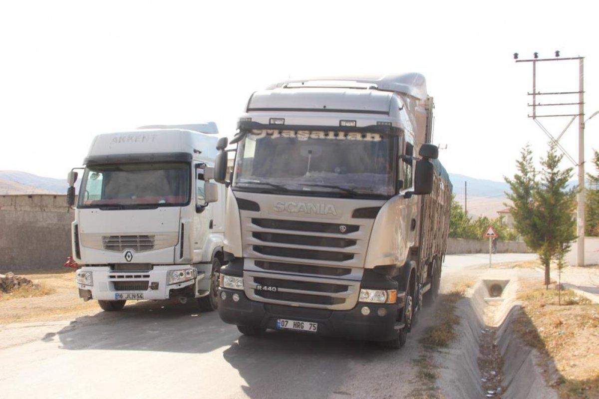 Afyonkarahisar’da tırlara öfkelenen köylüler yolu kapattı