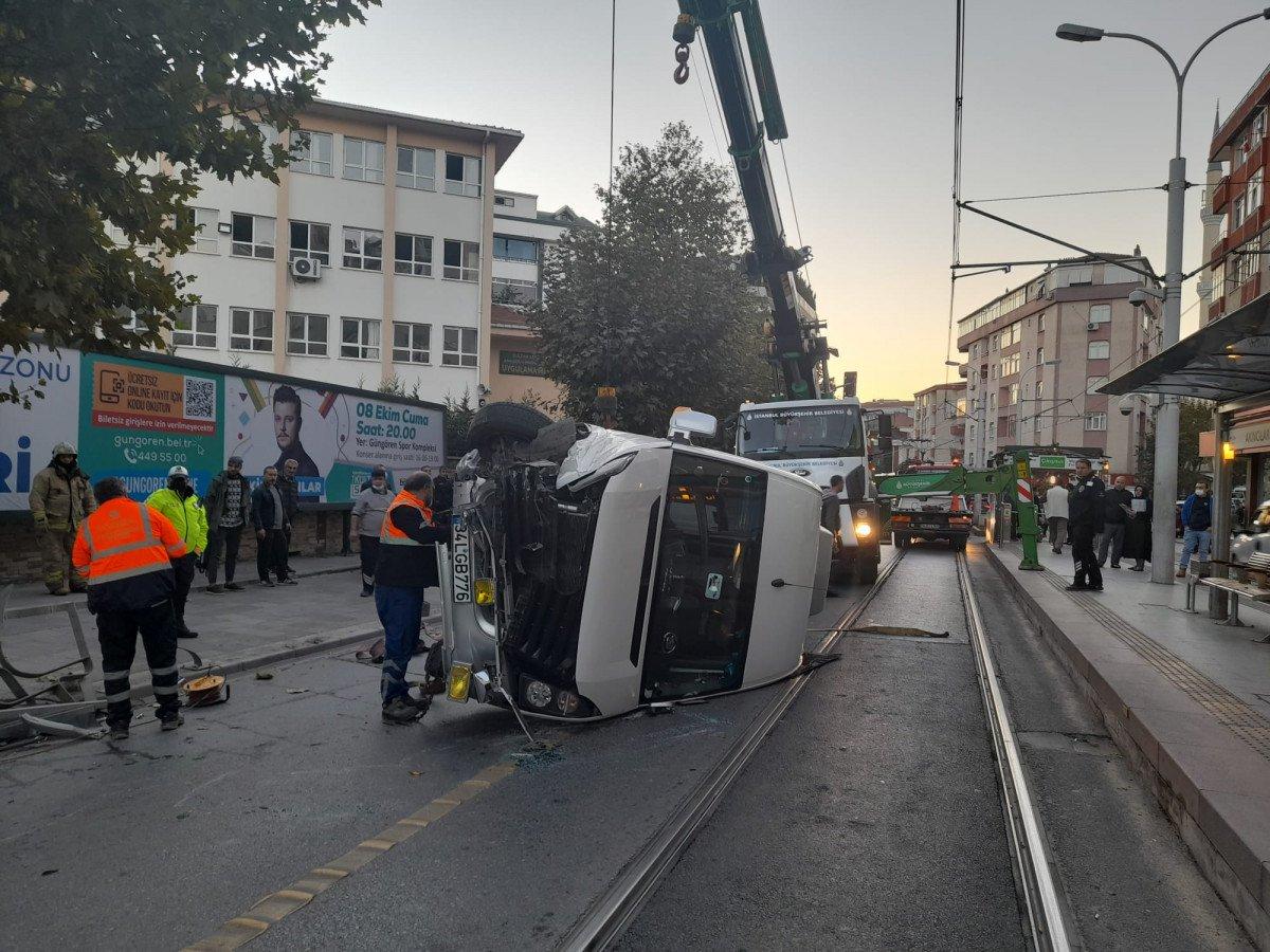 Güngören'de kaza: Tramvay yoluna devrildi