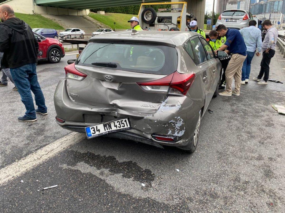 İstanbul'da araç, polis otosuna çarptı