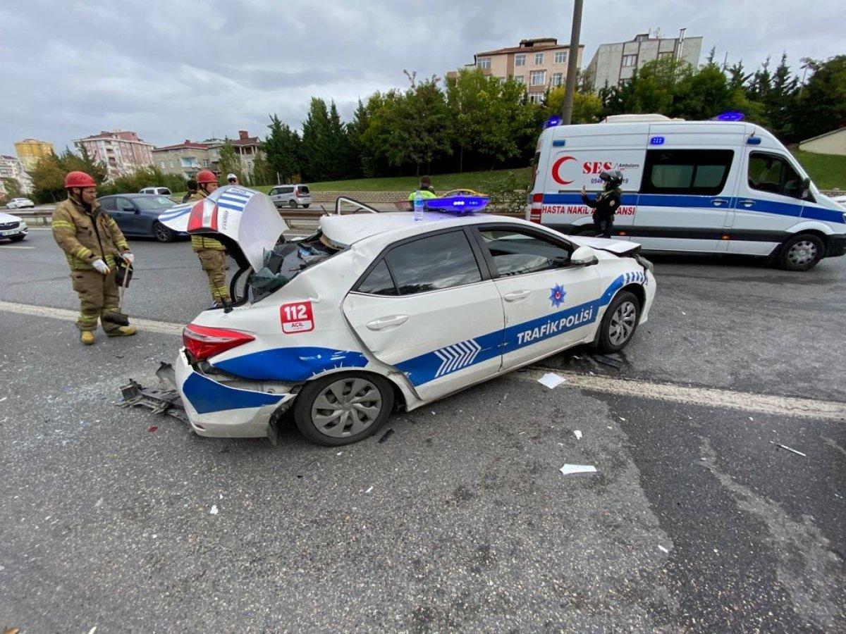 İstanbul'da araç, polis otosuna çarptı
