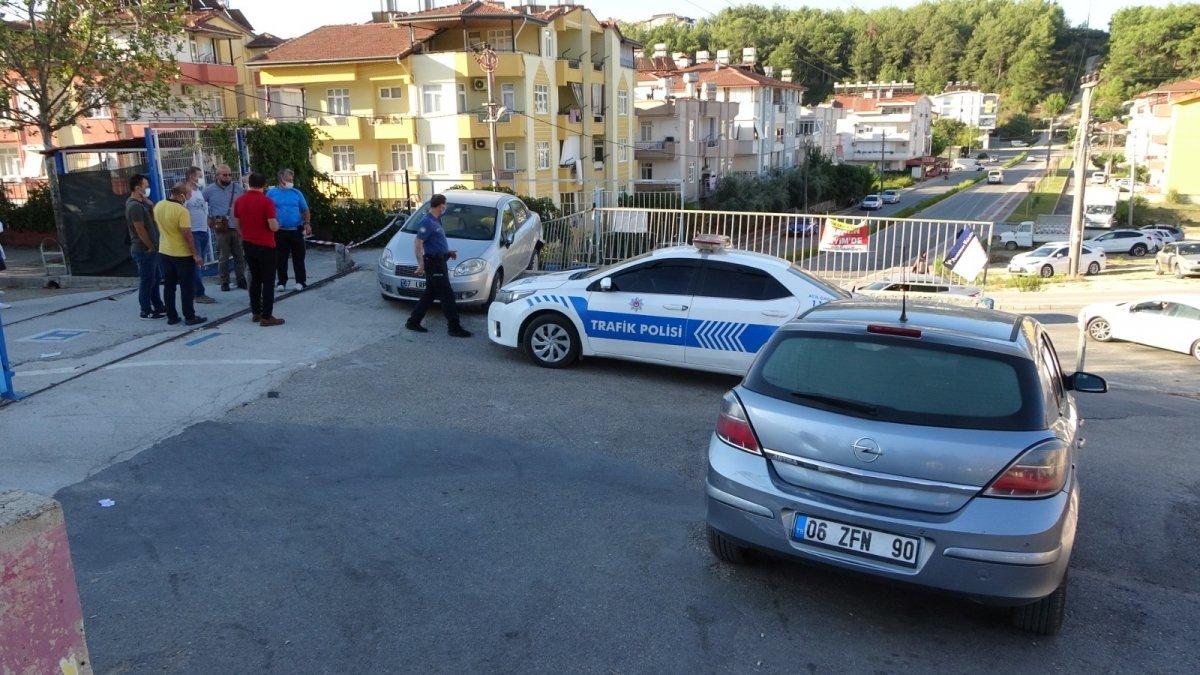 Antalya'da öğretmen el frenini çekmeyince kayan araç öğrencilere çarptı