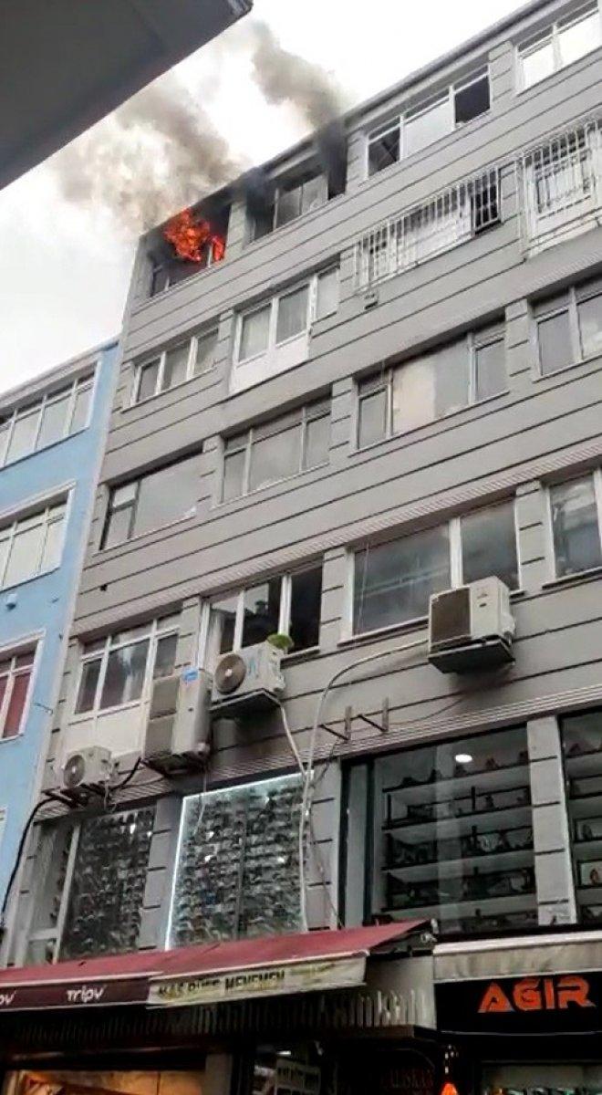 Fatih’te, imalathanedeki yangını söndürmek için işçiler pencerelerden sarktı