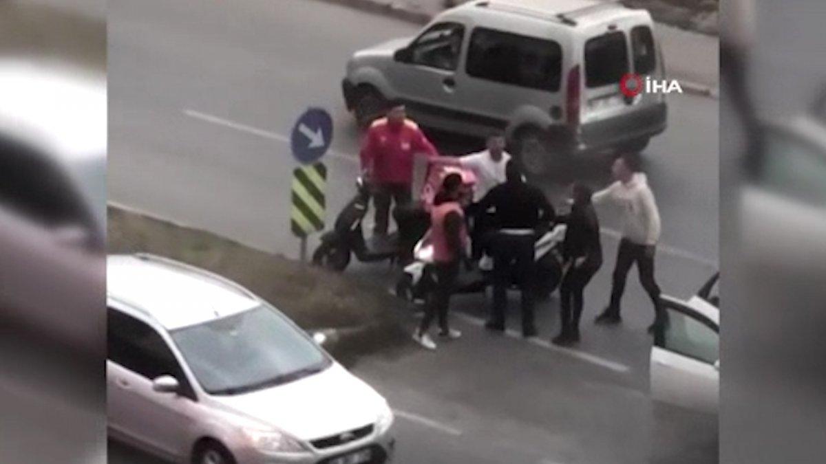 Beylikdüzü'ndeki sürücü, motosikletliyi çekiçle kovaladı