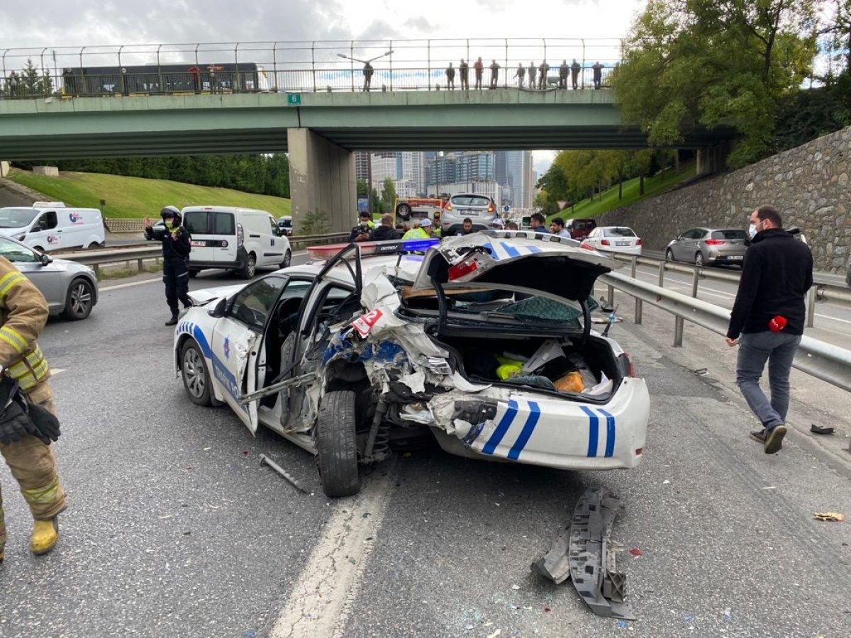 İstanbul'da araç, polis otosuna çarptı