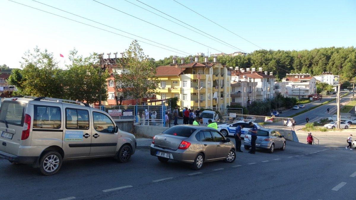 Antalya'da öğretmen el frenini çekmeyince kayan araç öğrencilere çarptı