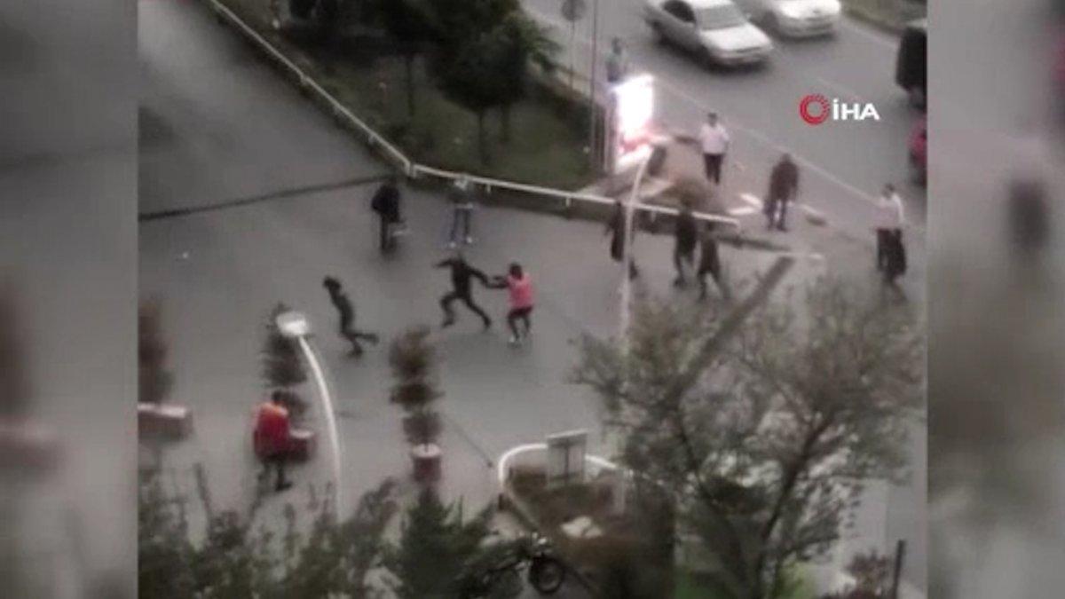 Beylikdüzü'ndeki sürücü, motosikletliyi çekiçle kovaladı