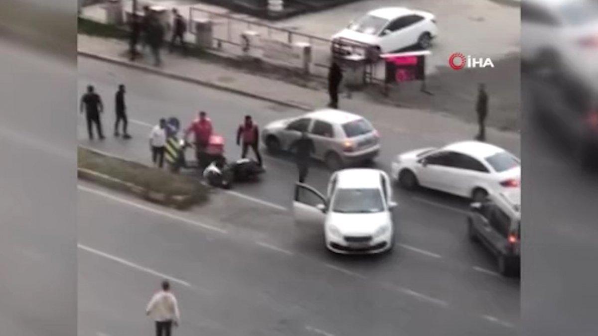 Beylikdüzü'ndeki sürücü, motosikletliyi çekiçle kovaladı