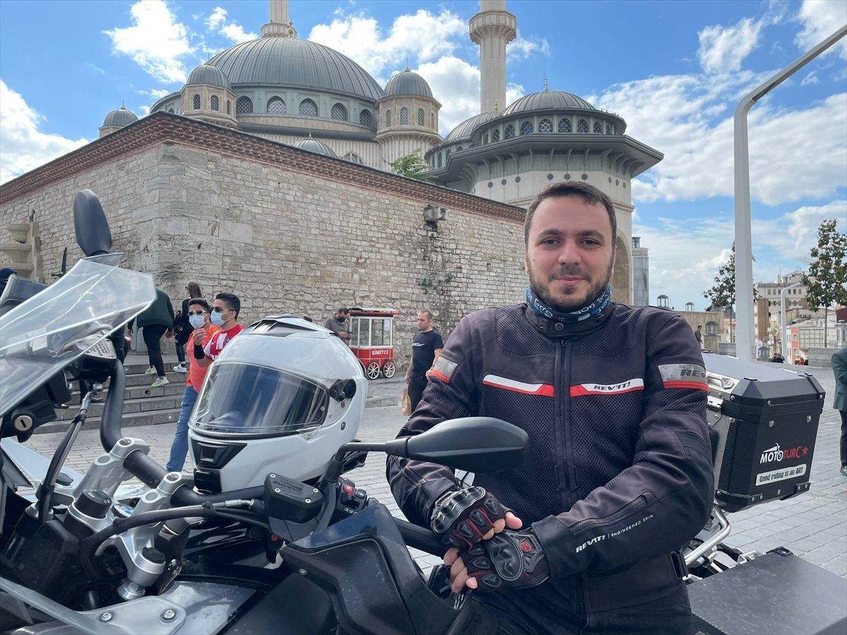Taksim Camii'nin imamı motosikletiyle ilgi odağı oluyor