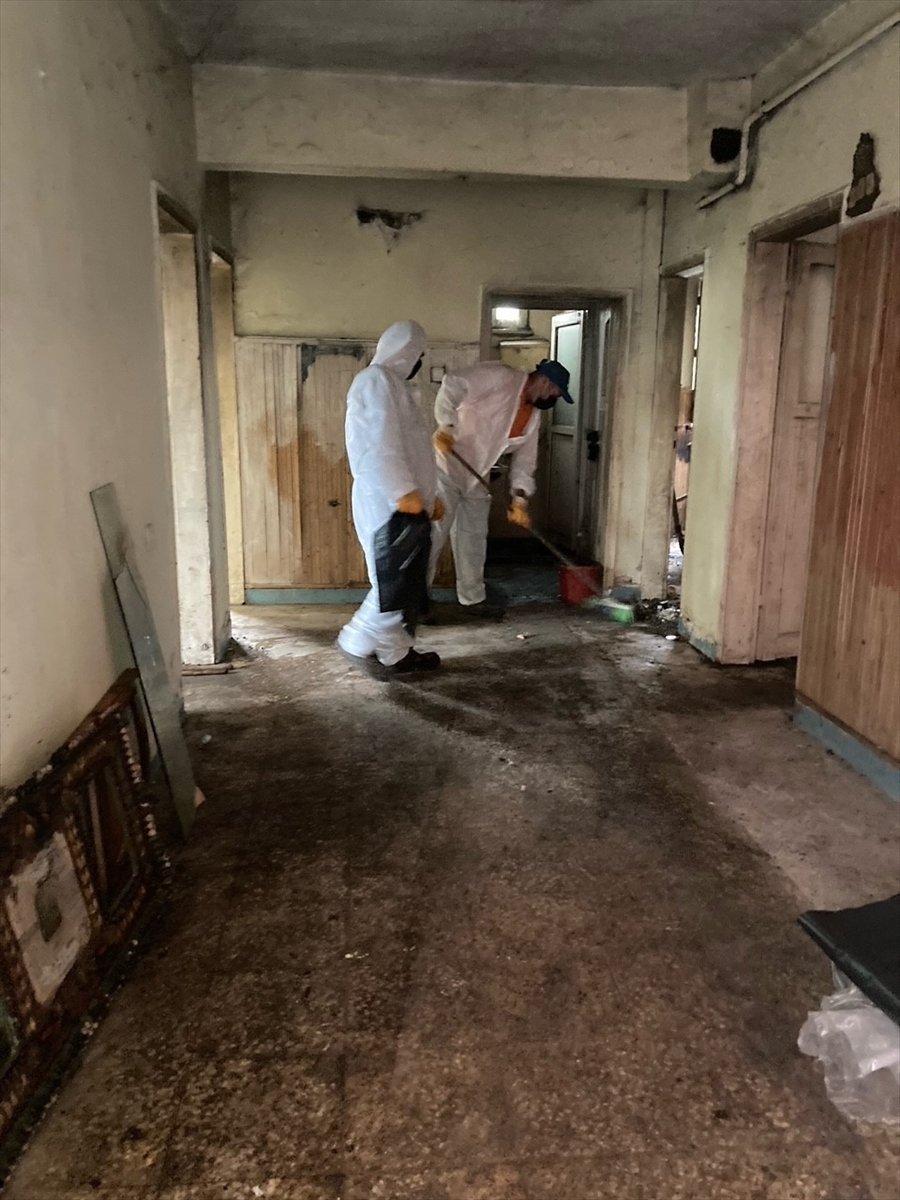 Kocaeli'de vatandaşlar çöp evi temizletti