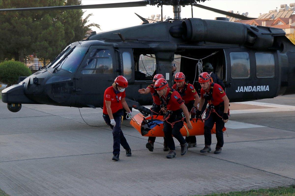 Muğla'da kayalıklara düşen yamaç paraşütçüsü kurtarıldı