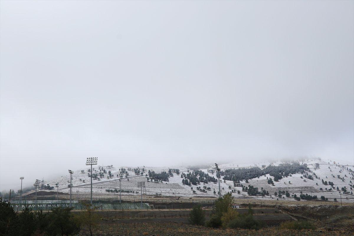 Palandöken Kayak Merkezi, sonbaharda beyaz örtüyle kaplandı