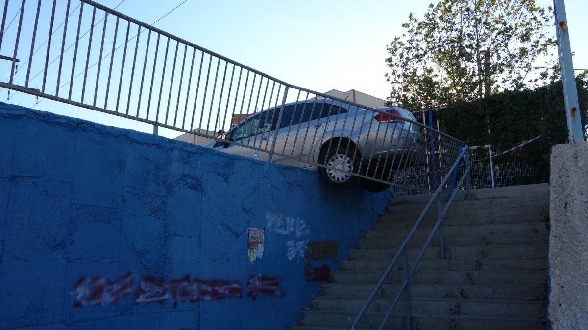 Antalya'da öğretmen el frenini çekmeyince kayan araç öğrencilere çarptı