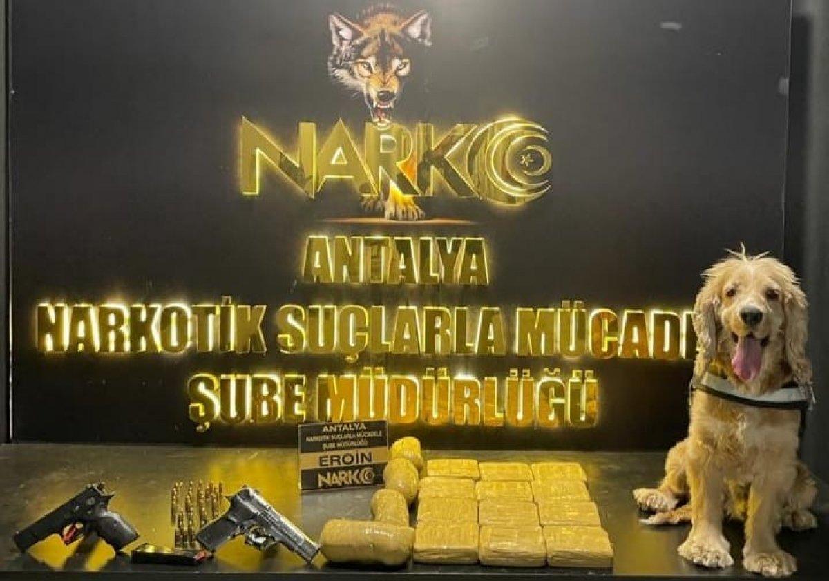 Antalya'da düzenlenen operasyonda 8 kilo 800 gram eroin ele geçirildi