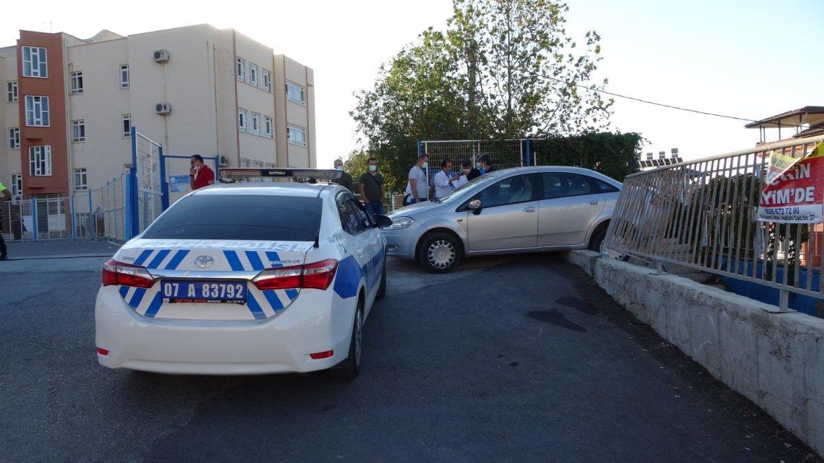 Antalya'da öğretmen el frenini çekmeyince kayan araç öğrencilere çarptı