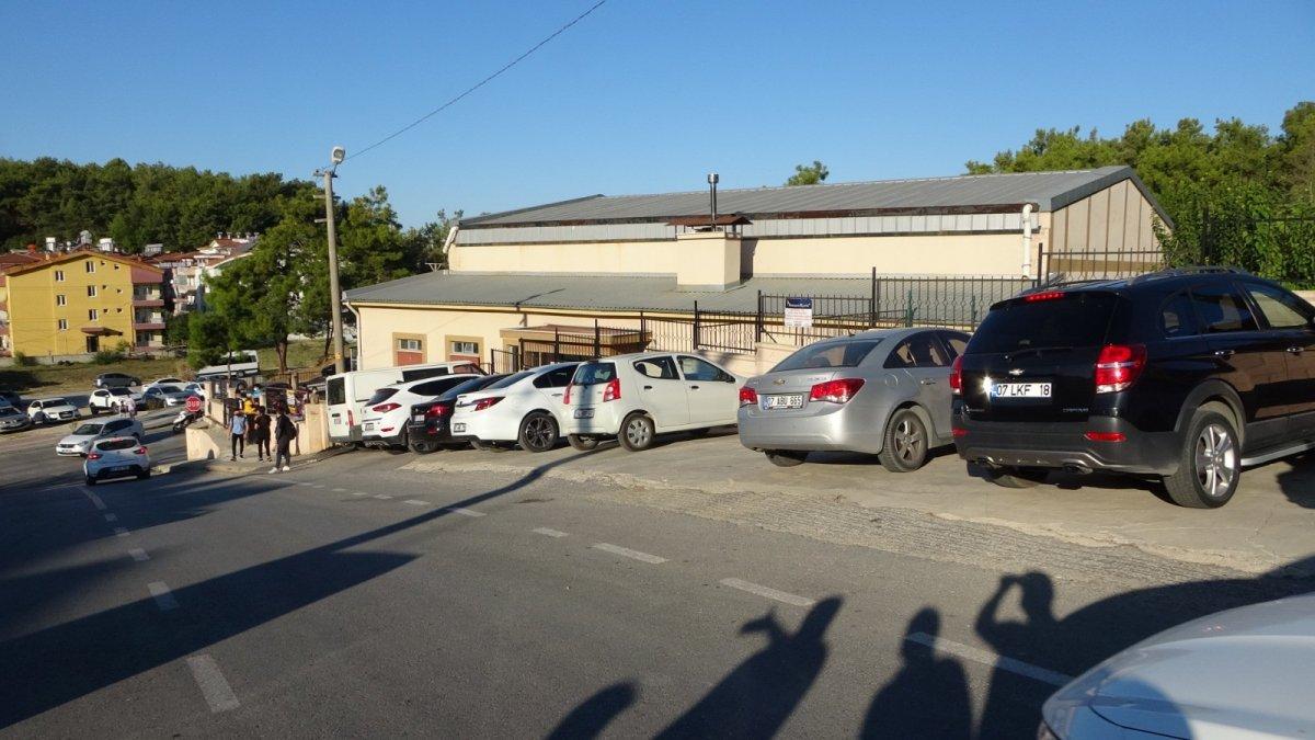 Antalya'da öğretmen el frenini çekmeyince kayan araç öğrencilere çarptı