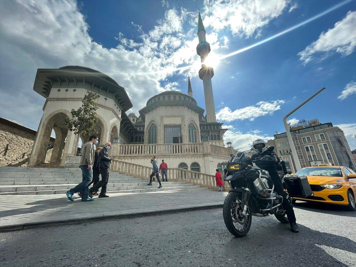 Taksim Camii'nin imamı motosikletiyle ilgi odağı oluyor