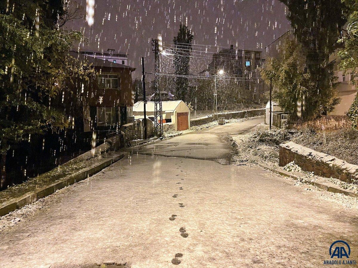Ardahan’da mevsimin ilk karı yağdı