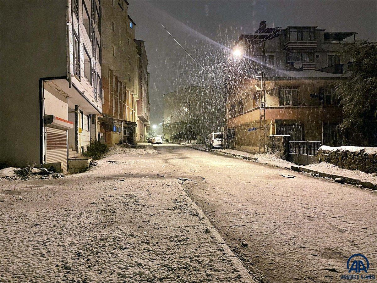 Ardahan’da mevsimin ilk karı yağdı