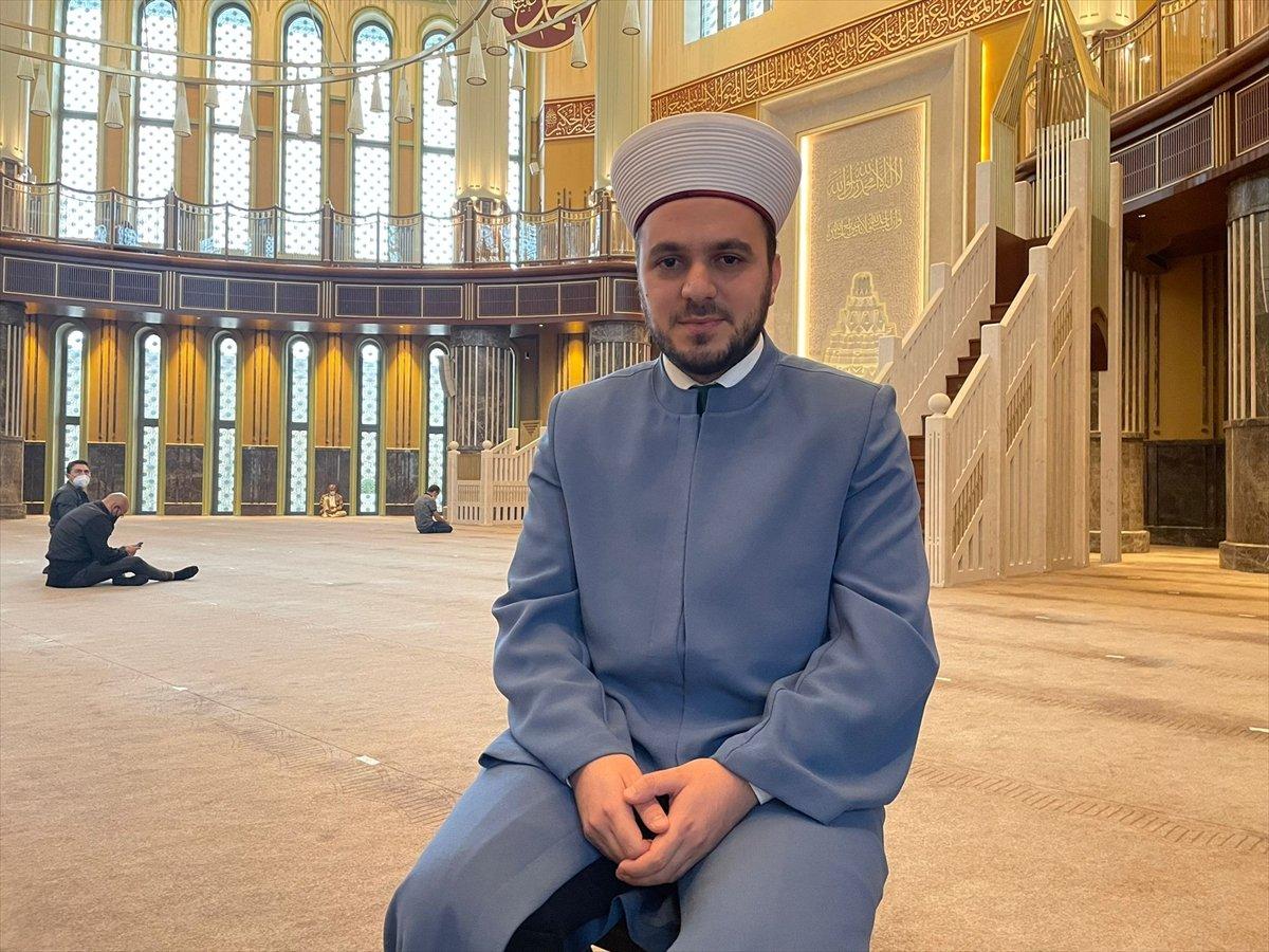 Taksim Camii'nin imamı motosikletiyle ilgi odağı oluyor