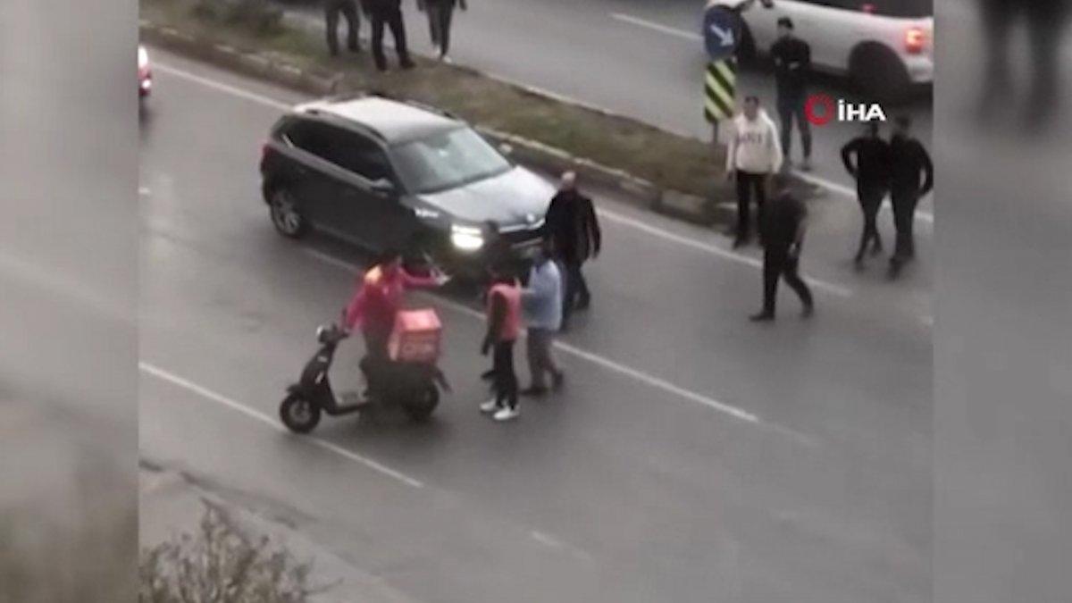 Beylikdüzü'ndeki sürücü, motosikletliyi çekiçle kovaladı